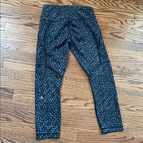 lululemon athletica Pants - Grey & Black print Size 6 Lululemon Crop